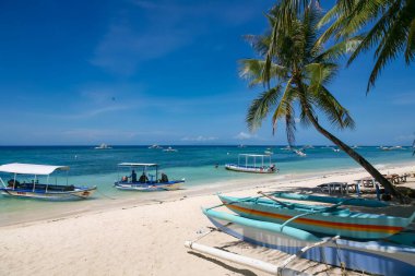 Bohol, Filipinler - 21 Nisan 2018: Filipinler, Panglao Adasındaki Alona Sahili 'nde geleneksel sürat tekneleri.