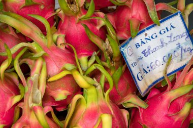 Taze ejderha meyveleri el yazısıyla yazılmış tabelanın yanında.