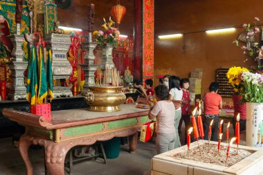 Geleneksel Çin Tapınağı Sunağında Tütsü ve Mumları Yakanlar