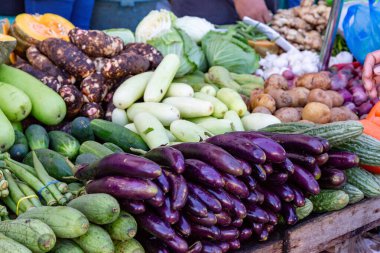 Leyte Filipinleri 'ndeki pazarda renkli sebzeler sergileniyor