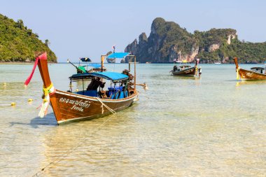 Phi Phi Adası Krabi Tayland 30 Ocak 2016 Pileh Gölü 'nde tekne ve turistler yüzmek için neredeyse tamamen kapalı bir bölge..