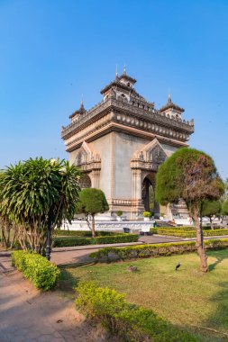 Kesilmiş ağaçlar ve Patuxai Zafer Kapısı, Vientiane, Laos 'un göbeğinde bulunan önemli bir savaş anıtı.. 