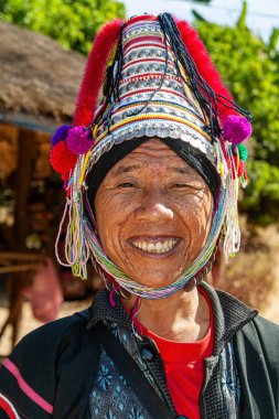 Tepe kabileleri Chiang Rai Tayland 23 Ocak 2007 - Akha Tepesi kabilesinin hanımı       
