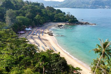 Phuket plajının güneşli havadan görünüşü