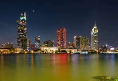 Bitexco Finans Kulesi ile Ho Chi Minh City Skyline Gece Saigon Nehri 'ne yansıdı, Vietnam