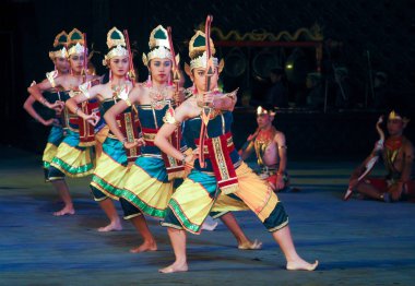 Geleneksel Cava Dansçıları Sahnede Dans Kostümleri