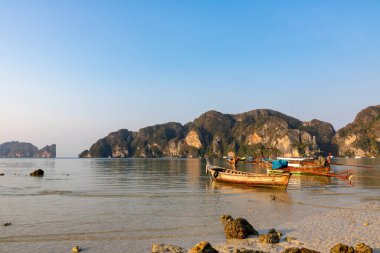 Phi Phi 'de tekneler sakin sularda yüzüyor.