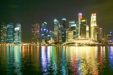 Singapur 'un gökyüzü geceleri suyu yansıtıyor