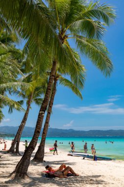 Filipinler 'deki Boracay Adası' nda dinlenen turistler.        