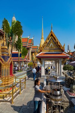 Wat Phra Kaew, aynı zamanda Zümrüt Buda Tapınağı olarak da bilinir, Tayland, Bangkok 'taki Büyük Saray kompleksi içinde önemli bir Budist tapınağı.. 