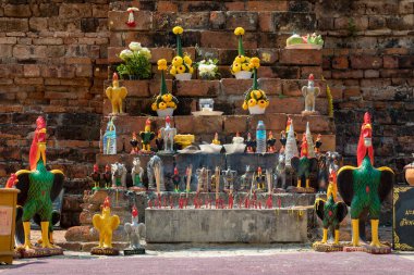 Renkli heykellerle süslü sunak, Tayland Ayutthaya