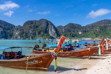 Phi Phi Adası Krabi Tayland 30 Ocak 2016 Pileh Gölü 'nde tekne ve turistler yüzmek için neredeyse tamamen kapalı bir bölge..