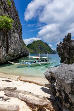 Filipinler, Palawan 'daki Kireçtaşı Koyu' nda Beyaz Kum Kumsalındaki Geleneksel Bangka Teknesi