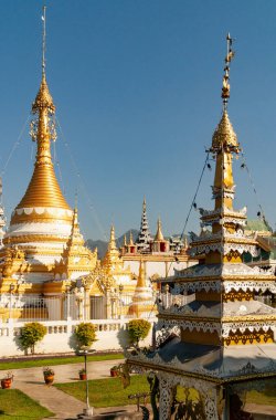 Mae Hong Son, Tayland - 21 Ocak 2007 Wat Chong Klang 'da Sahne.