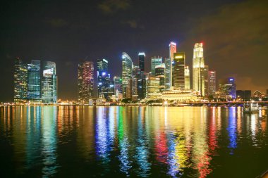 Singapur 'un gökyüzü geceleri suyu yansıtıyor