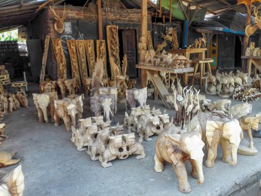 Jepara pazarında sergilenen tahta hayvan heykelleri.