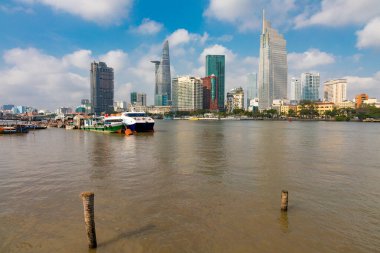 Ho Chi Minh Şehri Saigon Nehri 'nin karşısındaki Bitexco Finans Kulesi ile Skyline