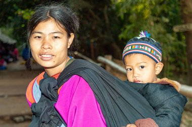 Tepe Kabileleri, Chiang Rai, Tayland - 23 Ocak 2007: Risu kabilesinin annesi ve çocuğu.