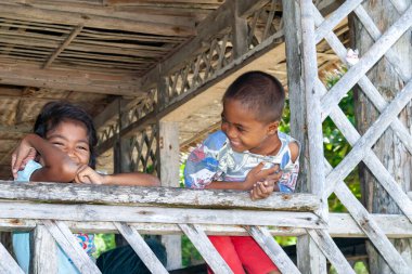 Filipinler 'deki Kırsal Ahşap Pencereden Gülümseyen İki Güneydoğu Asyalı Çocuk