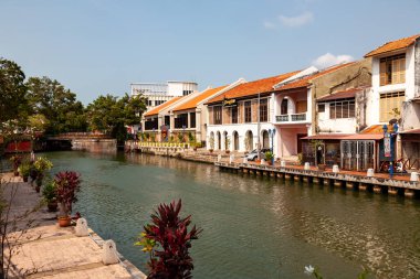 Renkli binalar ve bitkilerle kaplı pitoresk Melaka nehri