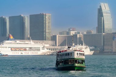Hong Kong limanından feribot kalkıyor.