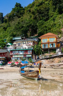 Phi Phi adası plajı boyunca renkli binalar