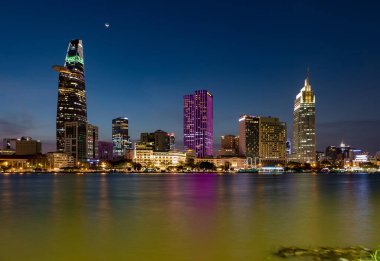 Bitexco Finans Kulesi ile Ho Chi Minh City Skyline Gece Saigon Nehri 'ne yansıdı, Vietnam