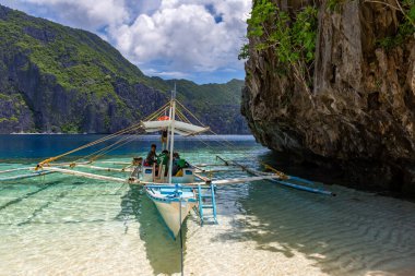 Bangka Avara Demiri Filipinler, Limestone Kayalıkları, Palawan ve Filipinleri çevreleyen tenha bir lagüne demirlemiş.