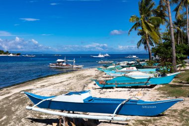 Geleneksel Filipinli Avara Demiri Tekneleri Tropik Plajda, Camotes, Filipinler