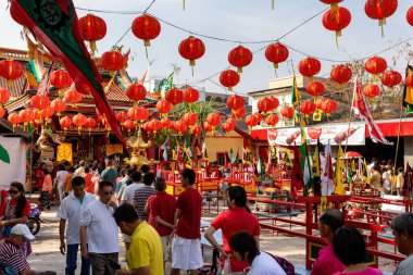 Tayland, Phuket 'teki geleneksel Tayland tapınağının yakınındakiler