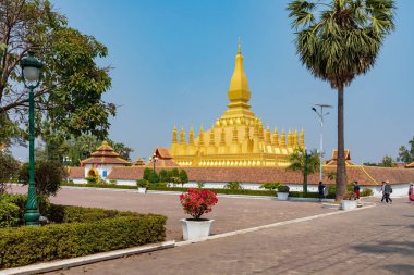 Vientiane, Laos - 17 Şubat 2018: Pha Luang, altın kaplı bir stupa, genellikle Laos 'taki en önemli ulusal anıt olarak kabul edilir.