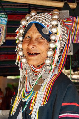 Tepe kabileleri Chiang Rai Tayland 23 Ocak 2007 - Akha Tepesi kabilesinin hanımı       