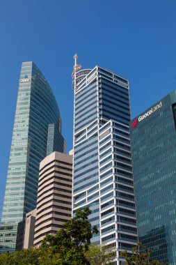 Singapur 'da açık mavi gökyüzüne karşı modern gökdelenler