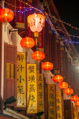 Singapur 'un canlı sokak pazarında asılı renkli fenerler