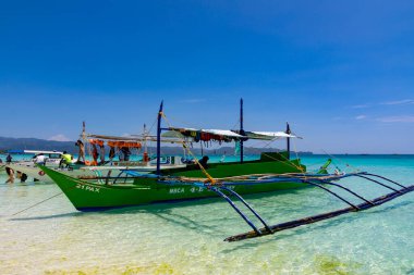 Boracay, Filipinler 'deki White Beach' in tekneleri ve berrak turkuaz suyu.        
