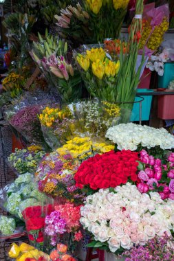 Açık hava pazarında sergilenen renkli taze çiçekler.