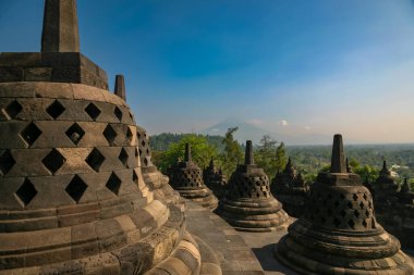 Borobudur tapınağı manzarası ve arka planda dağlar, Java, Endonezya