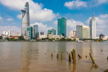 Ho Chi Minh Şehri Saigon Nehri 'nin karşısındaki Bitexco Finans Kulesi ile Skyline