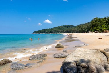 İnsanlar Phuket, Tayland 'daki tropik plajlarda dinleniyorlar.