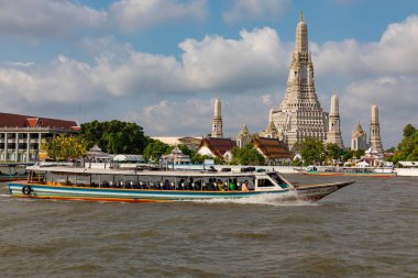 Wat Arun, Bangkok, Tayland - 03 Mart 2018: Wat Arun, Şafak Tapınağı, Chao Phraya Nehri.              