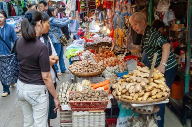 Hong Kong 'daki Gıda Pazarındaki Kalabalık