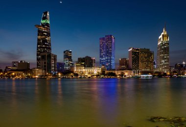 Bitexco Finans Kulesi ile Ho Chi Minh City Skyline Gece Saigon Nehri 'ne yansıdı, Vietnam