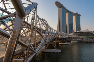Helix Köprüsü ve Singapur 'daki Marina Körfezi Kumları eşsiz mimari tasarımı ile tanınan önemli bir dönüm noktası.. 