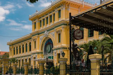 Saigon Merkez Postane Binası Büyük Saat ve Fransız Koloni Mimarisi