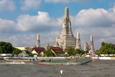 Wat Arun, Bangkok, Tayland - 03 Mart 2018: Wat Arun, Şafak Tapınağı, Chao Phraya Nehri.              