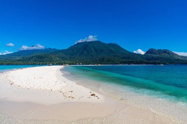 Turkuaz suları ve yemyeşil dağları olan tropik cennet manzarası, Camiguin, Filipinler 