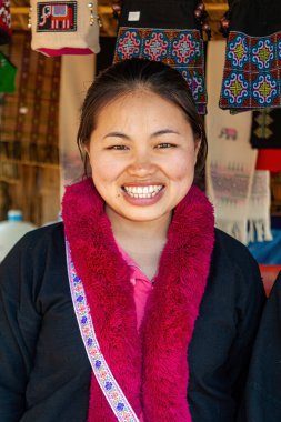 Hill Kabileleri, Chiang Rai, Tayland - 23 Ocak 2007: Yao Hill kabilesinin ulusal kostümlü kadını.