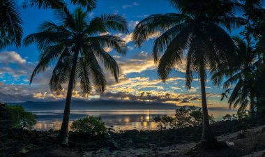 Gündoğumu Sogod Körfezi 'nde, Güney Leyte dağlarına doğru bakıyor.