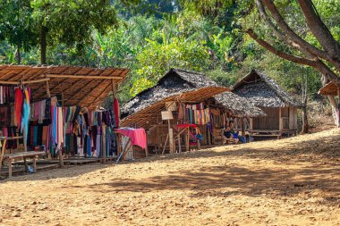 Tayland 'daki Tepedeki Kabilelerin geleneksel evleri 