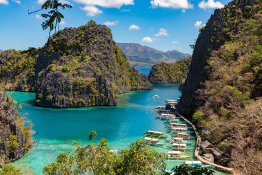 Coron Palawan Filipinleri 12 Nisan 2018 Kayangan Gölü 'ne giden patikadan genel görüş